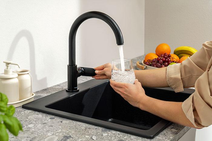 hansgrohe Vernis Blend M35 210 k&oslash;kkenarmatur m/svingtud - Mat sort