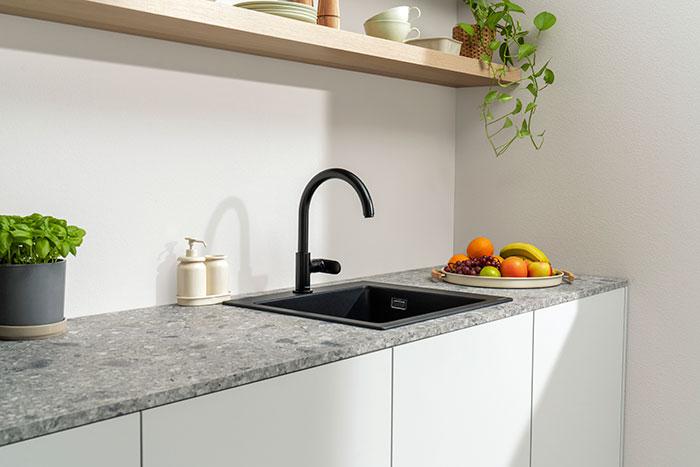 hansgrohe Vernis Blend M35 210 k&oslash;kkenarmatur m/svingtud - Mat sort